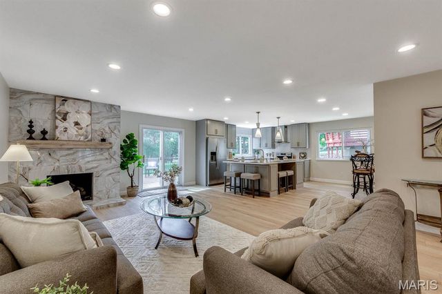 541 Princeway Court, Manchester, MO 63011