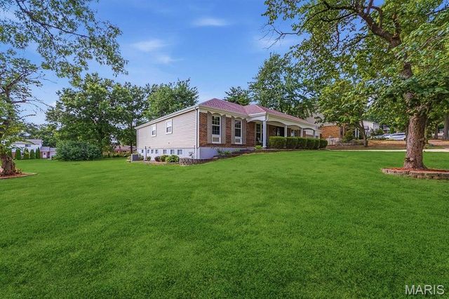 541 Princeway Court, Manchester, MO 63011