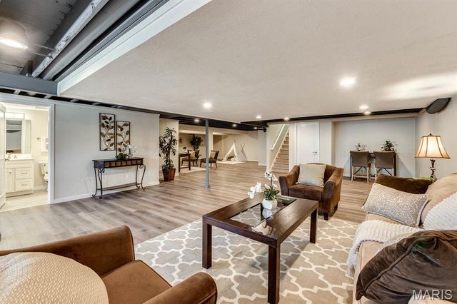 541 Princeway Court, Manchester, MO 63011