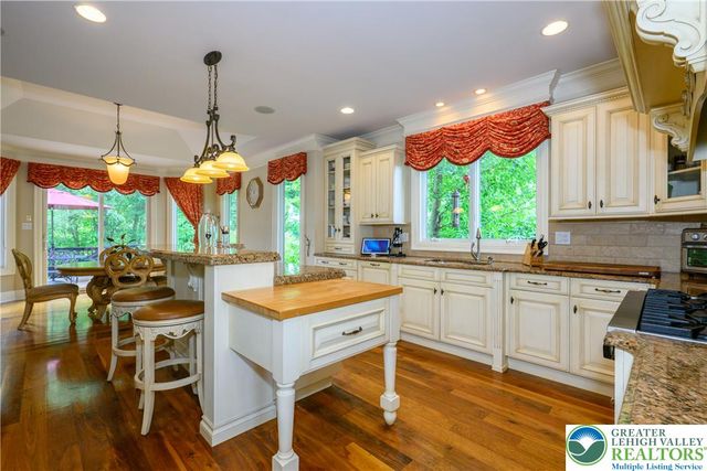 2690 Imperial Crest Lane, Lower Saucon Twp, PA 18055