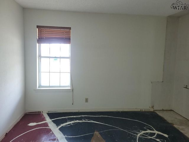 614 S PECAN, Henrietta, TX 76365