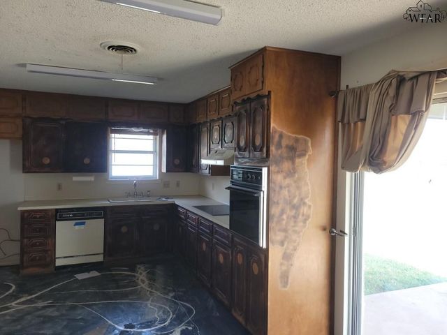 614 S PECAN, Henrietta, TX 76365