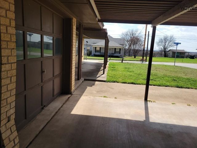 614 S PECAN, Henrietta, TX 76365