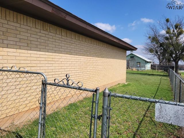 614 S PECAN, Henrietta, TX 76365
