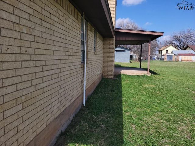 614 S PECAN, Henrietta, TX 76365