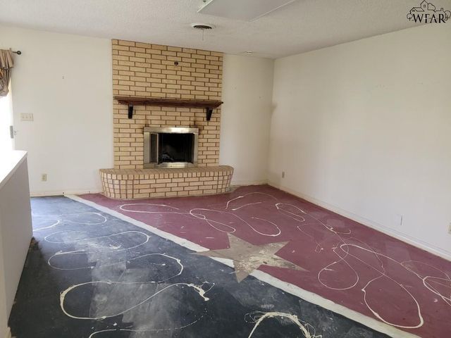 614 S PECAN, Henrietta, TX 76365