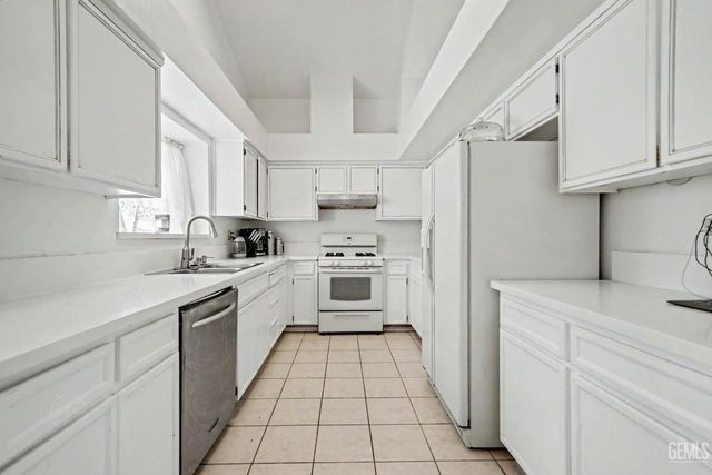 3313 Fiesta Avenue, Bakersfield, CA 93313