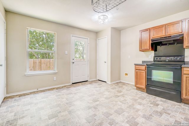 7922 Meadow Way Ct, San Antonio, TX 78227