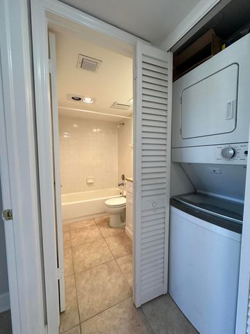 309 Lake Circle 202, North Palm Beach, FL 33408