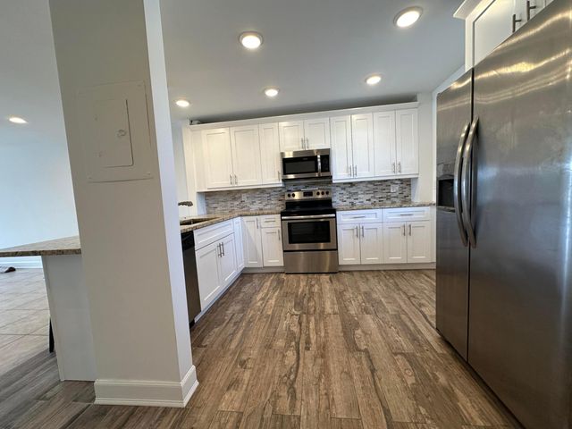 309 Lake Circle 202, North Palm Beach, FL 33408