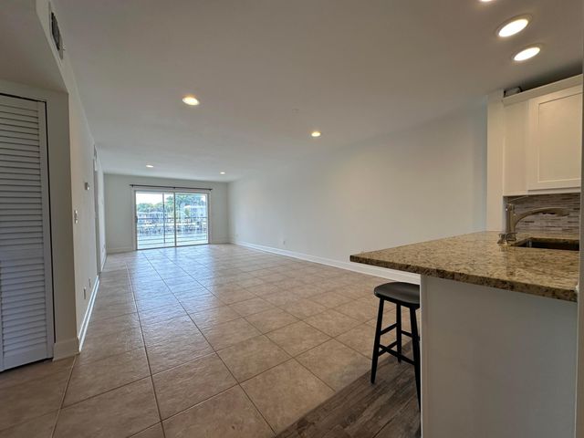 309 Lake Circle 202, North Palm Beach, FL 33408
