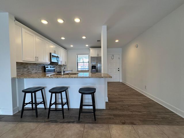 309 Lake Circle 202, North Palm Beach, FL 33408