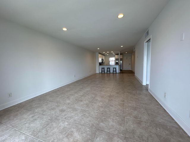 309 Lake Circle 202, North Palm Beach, FL 33408