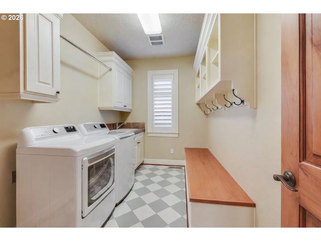 19317 LORNA Ln, Lake Oswego, OR 97035