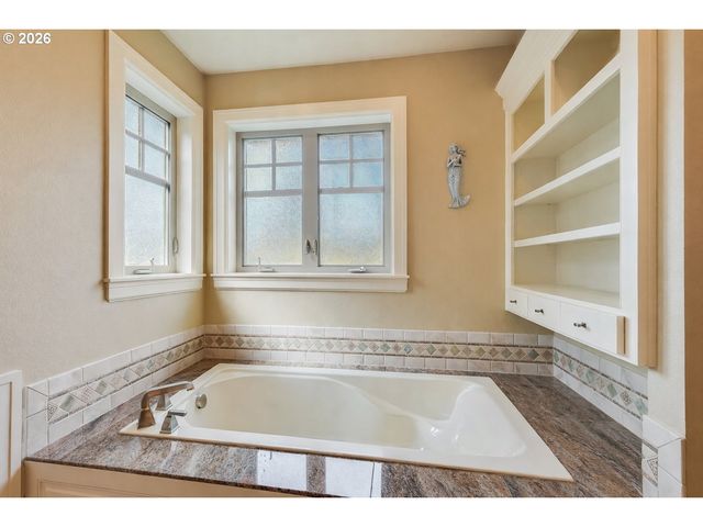 19317 LORNA Ln, Lake Oswego, OR 97035