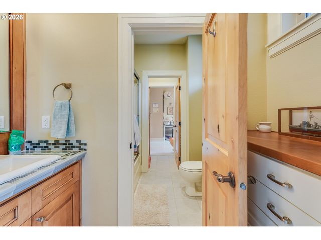 19317 LORNA Ln, Lake Oswego, OR 97035