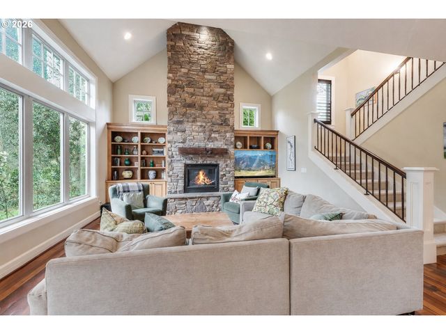 19317 LORNA Ln, Lake Oswego, OR 97035