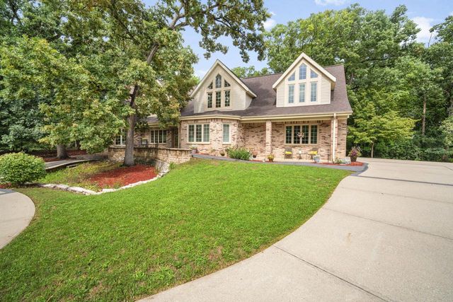 14700 W Fleetwood LANE, New Berlin, WI 53151