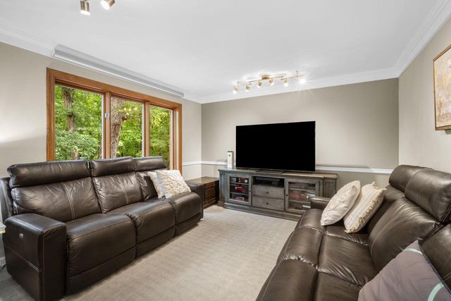14700 W Fleetwood LANE, New Berlin, WI 53151