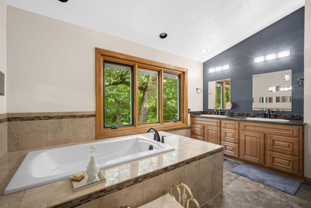 14700 W Fleetwood LANE, New Berlin, WI 53151