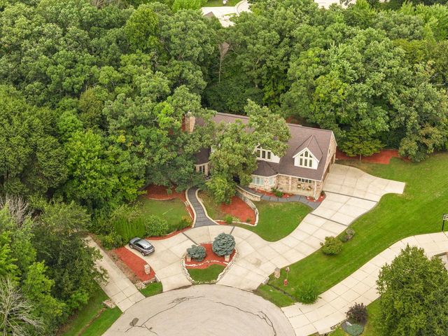 14700 W Fleetwood LANE, New Berlin, WI 53151