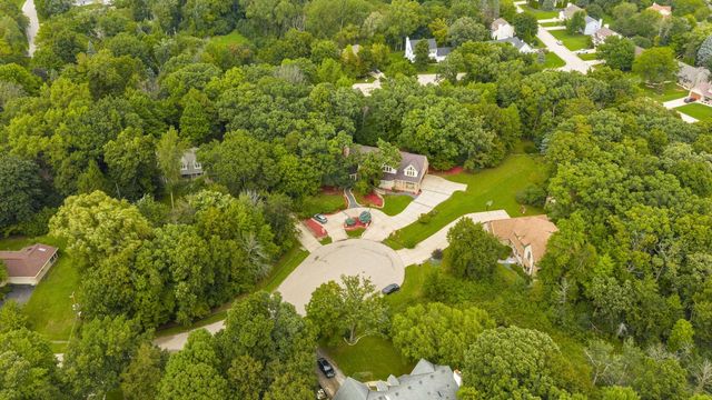 14700 W Fleetwood LANE, New Berlin, WI 53151