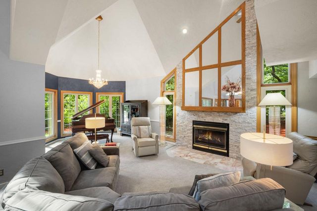 14700 W Fleetwood LANE, New Berlin, WI 53151