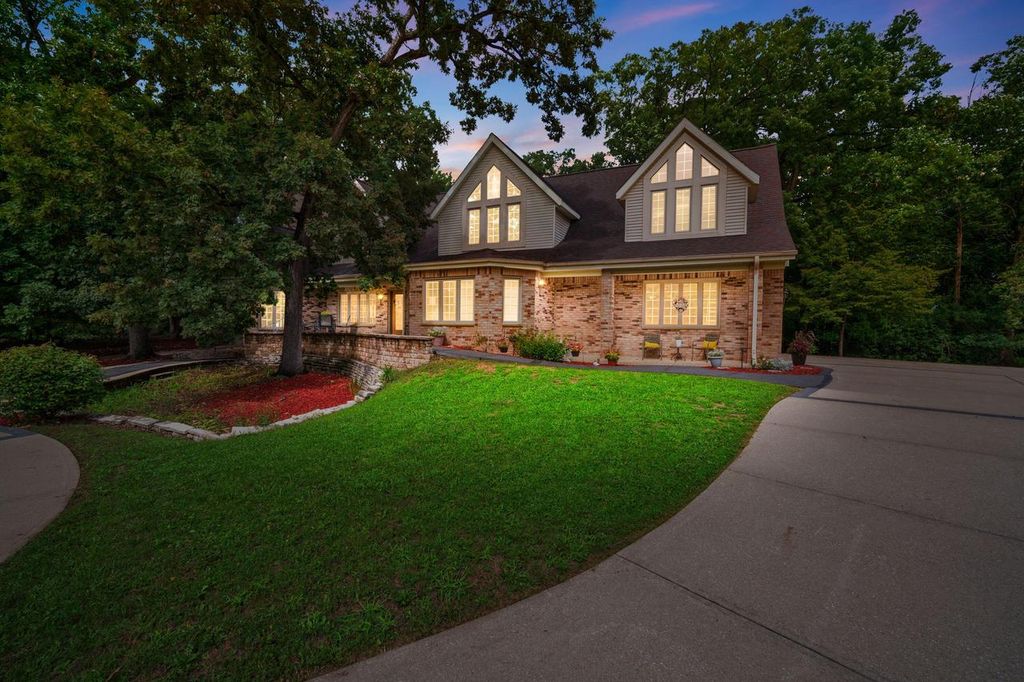 14700 W Fleetwood LANE, New Berlin, WI 53151