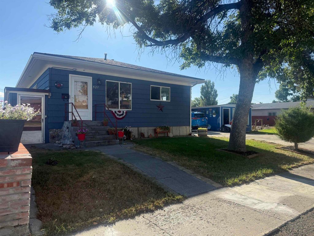 527 Shoshone Ave, Lovell, WY 82431 photo 2