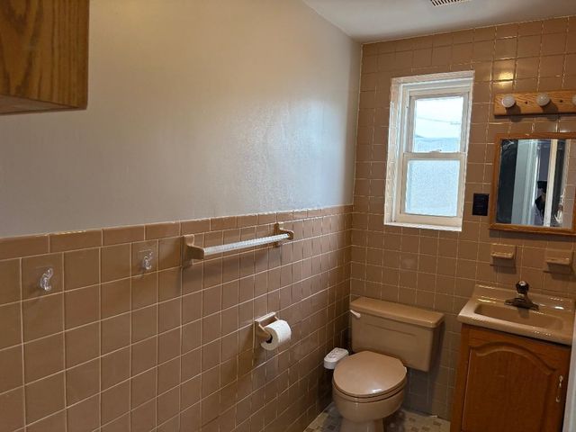 56 EAST 14TH ST, Bayonne, NJ 07002