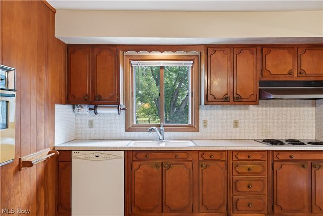 5715 Skyline Drive, Seven Hills, OH 44131