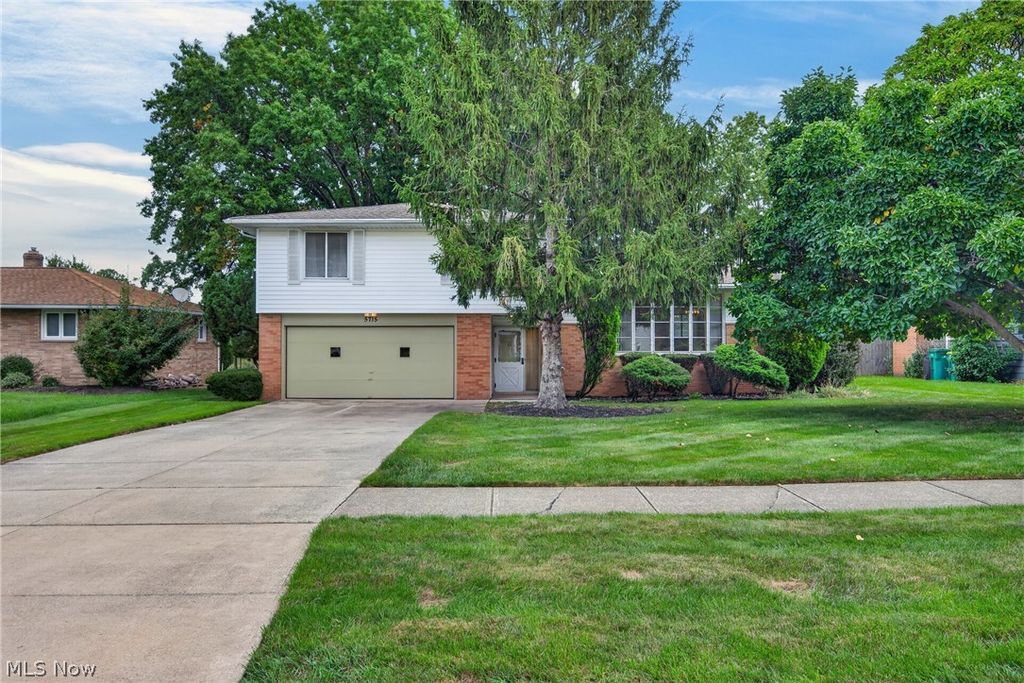 5715 Skyline Drive, Seven Hills, OH 44131