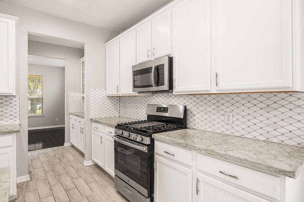 Image 10 of property listing at 21018 Oakley Hill Court, Richmond, TX 77406