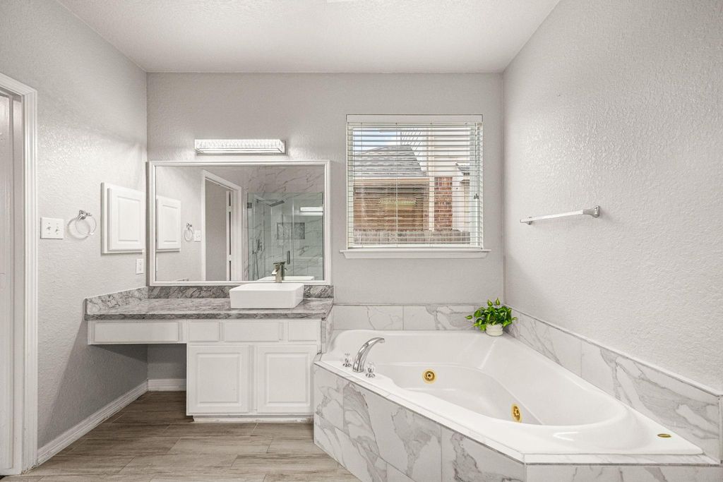 Image 17 of property listing at 21018 Oakley Hill Court, Richmond, TX 77406