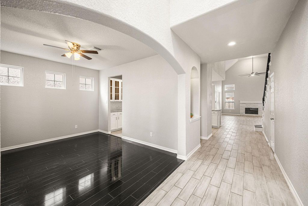 Image 3 of property listing at 21018 Oakley Hill Court, Richmond, TX 77406