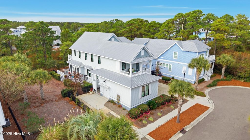 Image 4 of property listing at 1224 Spot Lane, Carolina Beach, NC 28428