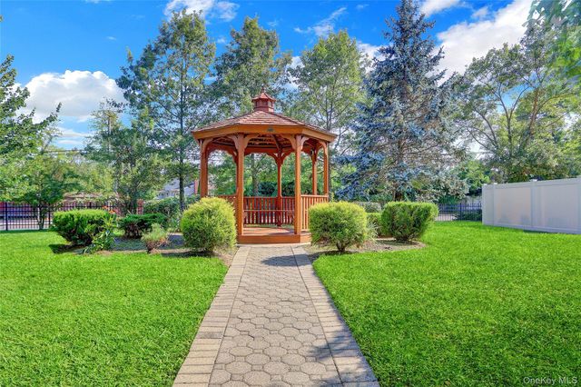 84 Cardinal Lane 1B, Islip, NY 11751