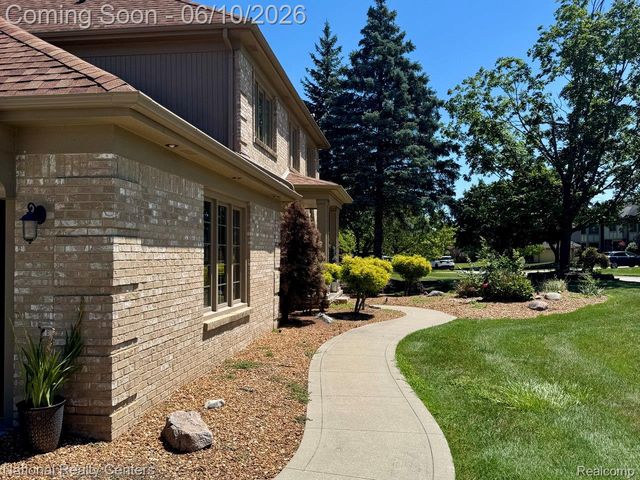 39376 Heatherbrook Drive, Farmington Hills, MI 48331