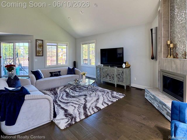 39376 Heatherbrook Drive, Farmington Hills, MI 48331