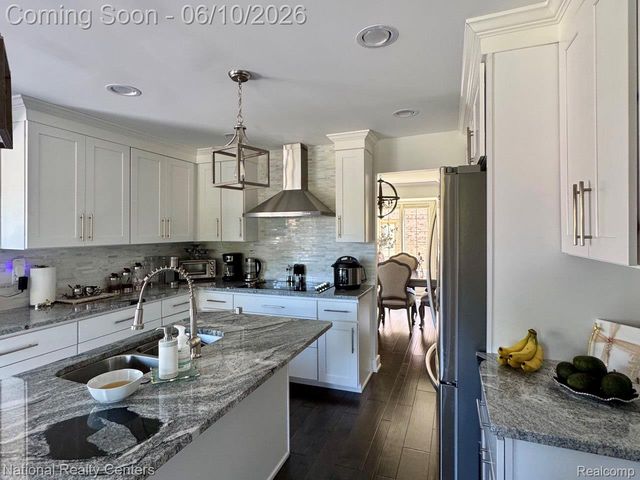 39376 Heatherbrook Drive, Farmington Hills, MI 48331