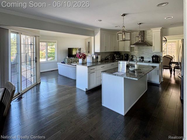 39376 Heatherbrook Drive, Farmington Hills, MI 48331
