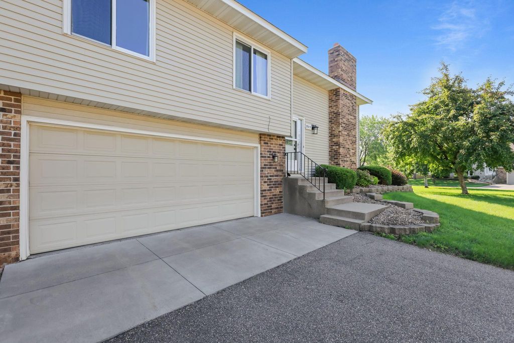 9915 106th Place N, Maple Grove, MN 55369