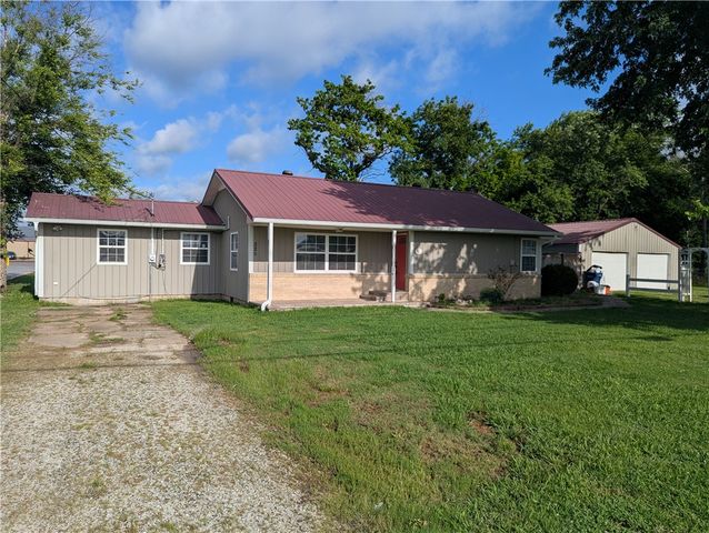 320 Country Club Road, Siloam Springs, AR 72761