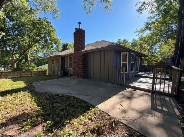 205 Ist Street Terrace, Blue Springs, MO 64014