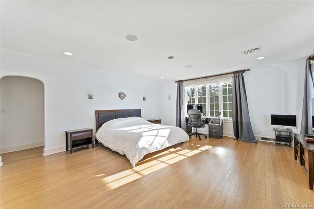 45 Griffen Avenue, Scarsdale, NY 10583