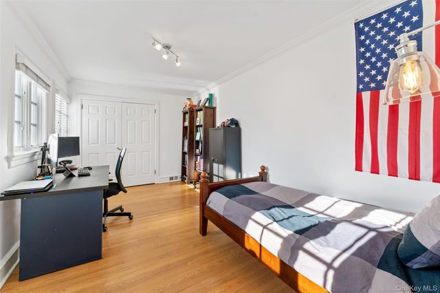 45 Griffen Avenue, Scarsdale, NY 10583