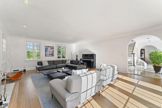 45 Griffen Avenue, Scarsdale, NY 10583