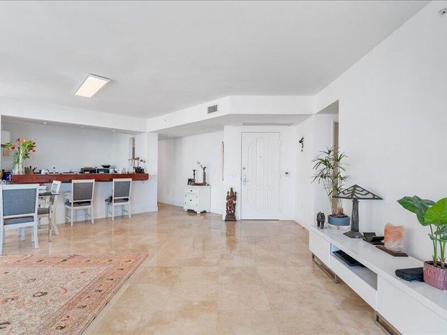 3370 SW Hidden Bay Drive 2409, Aventura, FL 33180