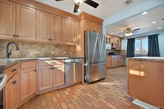 20 Wendy Lane, Brentwood, NY 11717