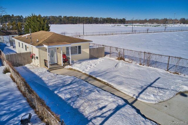 20 Wendy Lane, Brentwood, NY 11717